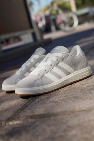 Sneakers grigie in suede con strisce bianche Adidas Grand Court 00s K