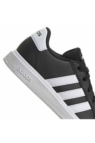Adidas Grand Court 2 K schwarze Schuhe mit weißen Streifen aus synthetischen Materialien