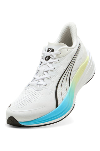 Weiße Laufschuhe aus Mesh mit farbverlaufender Sohle und Profoam-Dämpfung Puma Darter Pro 2