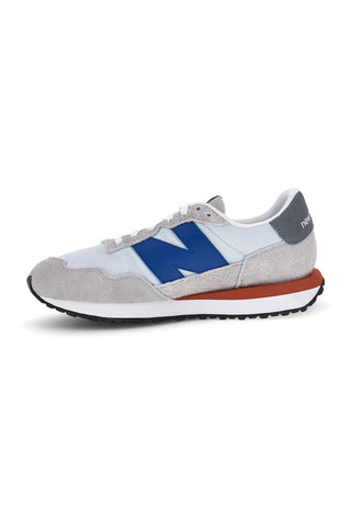 Graue Turnschuhe aus Leder und Stoff New balance M2374SC