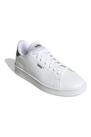 Weiße Sneakers im Court-Design von Adidas Urban Court