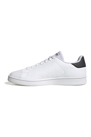 Weiße Sneakers im Court-Design von Adidas Urban Court