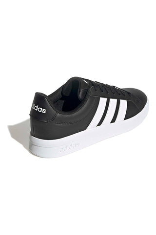 Schwarze Sneakers mit weißen Details im ikonischen Adidas Grand Court Base 3-Stil