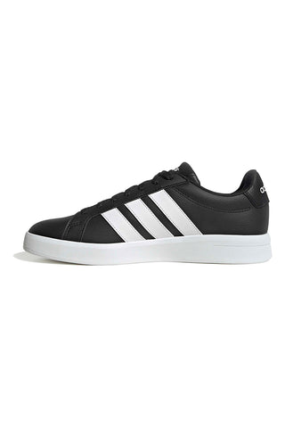 Schwarze Sneakers mit weißen Details im ikonischen Adidas Grand Court Base 3-Stil