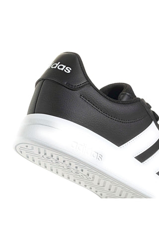 Schwarze Sneakers mit weißen Details im ikonischen Adidas Grand Court Base 3-Stil