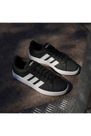 Schwarze Sneakers mit weißen Details im ikonischen Adidas Grand Court Base 3-Stil