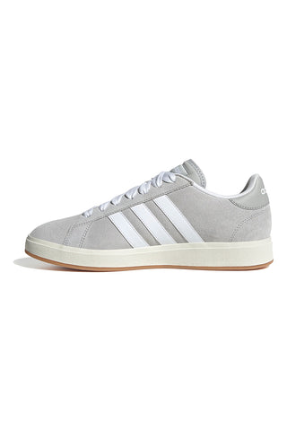 Graue Sneakers mit weißen Details im Retro-Stil Adidas Grand Court Base 00s