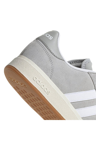 Graue Sneakers mit weißen Details im Retro-Stil Adidas Grand Court Base 00s