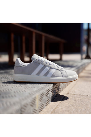 Graue Sneakers mit weißen Details im Retro-Stil Adidas Grand Court Base 00s