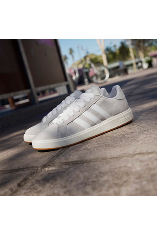 Graue Sneakers mit weißen Details im Retro-Stil Adidas Grand Court Base 00s