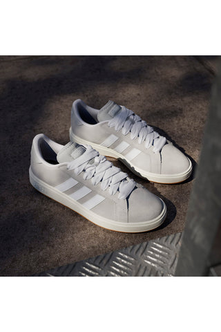 Graue Sneakers mit weißen Details im Retro-Stil Adidas Grand Court Base 00s