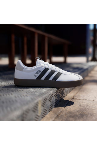 Weiße Sneakers mit schwarzen Details und Gummisohle Adidas Vl Court 3