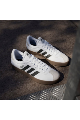 Weiße Sneakers mit schwarzen Details und Gummisohle Adidas Vl Court 3