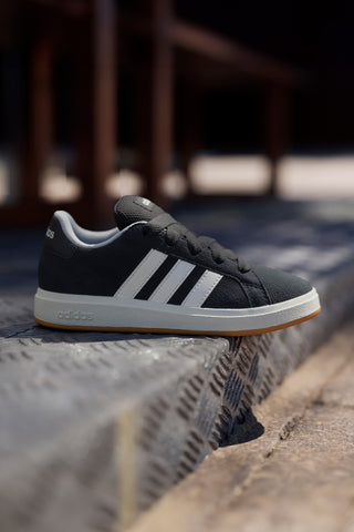 Schwarze Sneakers aus Wildleder Adidas Grand Court 00s