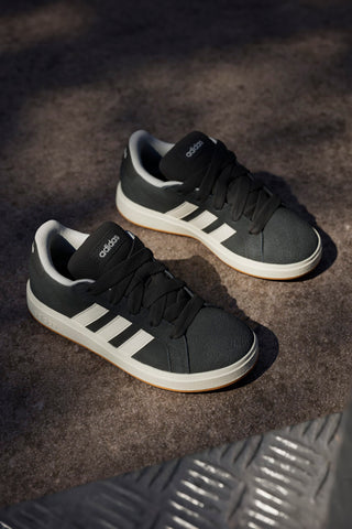 Schwarze Sneakers aus Wildleder Adidas Grand Court 00s