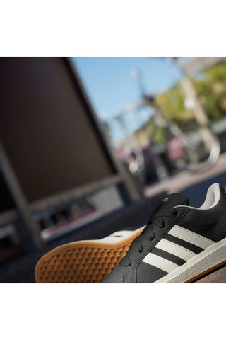 Schwarze Sneakers aus Wildleder Adidas Grand Court 00s