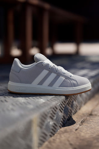 Graue Sneakers aus Wildleder Adidas Grand Court 00s