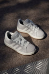 Graue Sneakers aus Wildleder Adidas Grand Court 00s