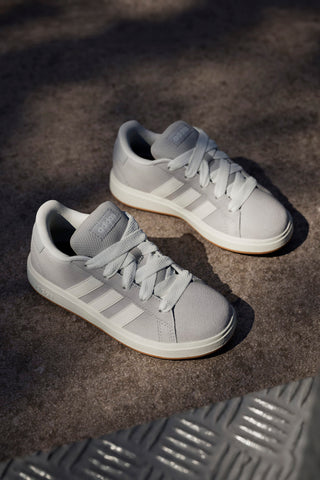 Graue Sneakers aus Wildleder Adidas Grand Court 00s