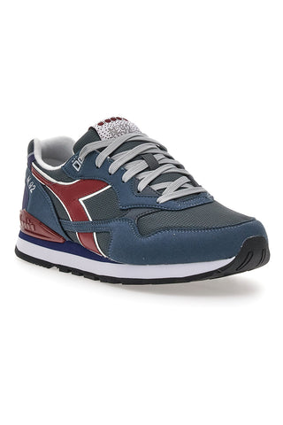 Blaue Sneaker mit burgunderroten Details und DD Comfort Diadora N.92 Technologie