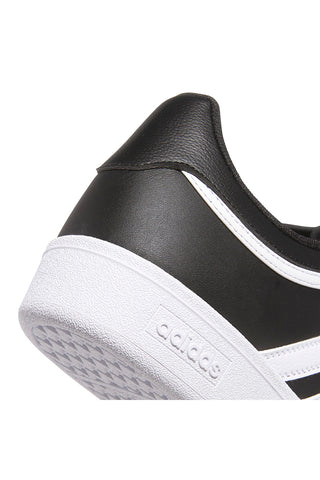 Adidas Hoops 4 Schwarze Sneaker mit ikonischen Streifen