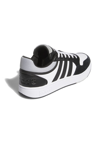 Weiße und schwarze Sneakers mit kontrastierenden Details Adidas Hoops 3.0