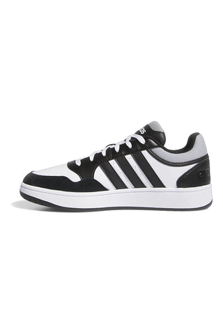 Weiße und schwarze Sneakers mit kontrastierenden Details Adidas Hoops 3.0