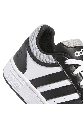 Weiße und schwarze Sneakers mit kontrastierenden Details Adidas Hoops 3.0