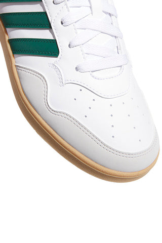 Weiße Adidas Hoops 4.0 Sneaker mit grünen Details und Gummisohle