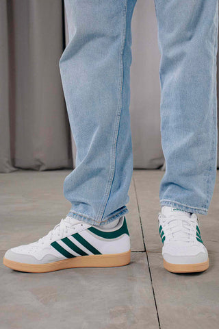 Weiße Adidas Hoops 4.0 Sneaker mit grünen Details und Gummisohle