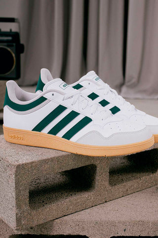 Weiße Adidas Hoops 4.0 Sneaker mit grünen Details und Gummisohle