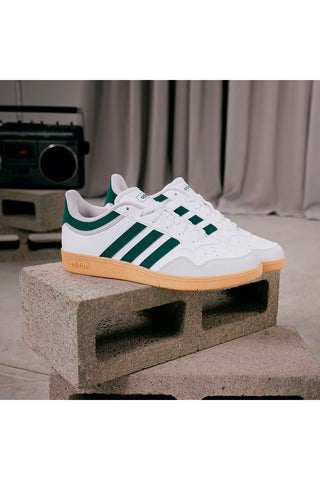 Weiße Adidas Hoops 4.0 Sneaker mit grünen Details und Gummisohle