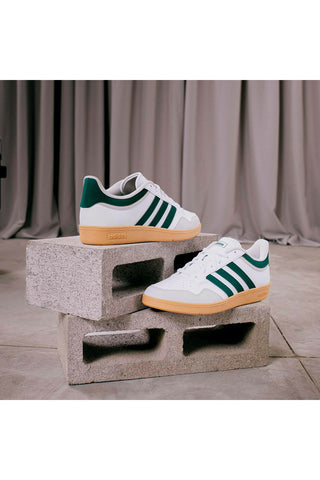 Sneakers bianche con dettagli verdi e suola gum Adidas Hoops 4.0