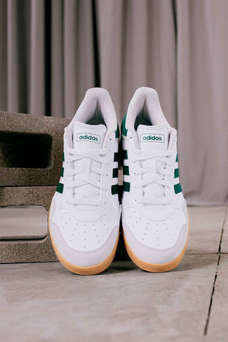 Weiße Adidas Hoops 4.0 Sneaker mit grünen Details und Gummisohle