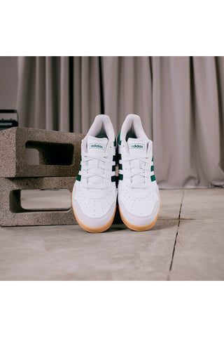 Sneakers bianche con dettagli verdi e suola gum Adidas Hoops 4.0