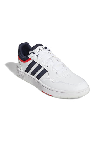 Weiße Sneakers mit blauen und roten Details Adidas Hoops 3.0