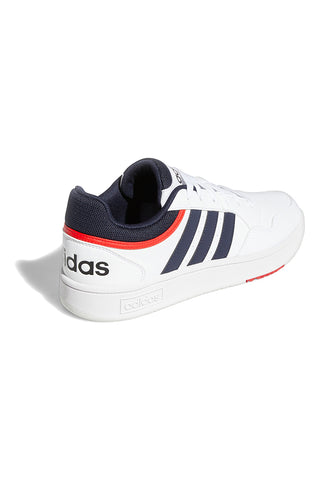 Weiße Sneakers mit blauen und roten Details Adidas Hoops 3.0