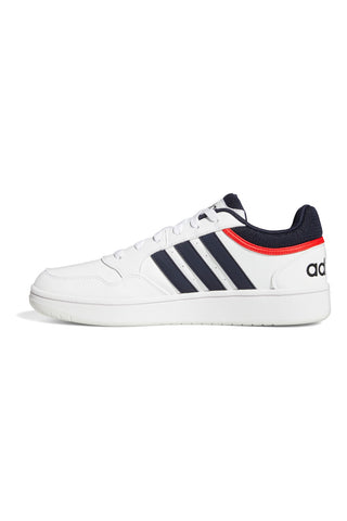 Weiße Sneakers mit blauen und roten Details Adidas Hoops 3.0