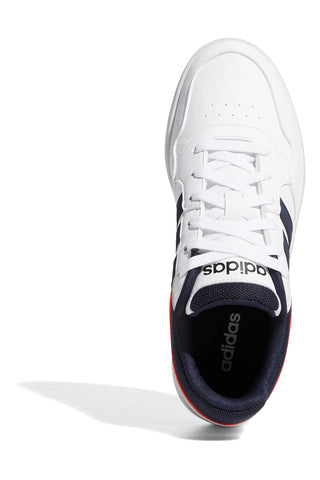 Weiße Sneakers mit blauen und roten Details Adidas Hoops 3.0