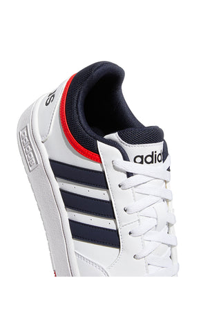 Weiße Sneakers mit blauen und roten Details Adidas Hoops 3.0