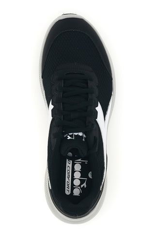 Schwarze Sneaker mit weißem Logo und grauer Sohle: Diadora Eagle 9