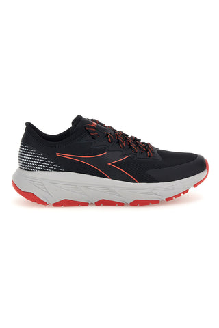 Schwarze Laufschuhe mit roten Details von Diadora Condor
