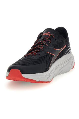 Schwarze Laufschuhe mit roten Details von Diadora Condor