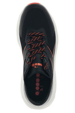 Schwarze Laufschuhe mit roten Details von Diadora Condor