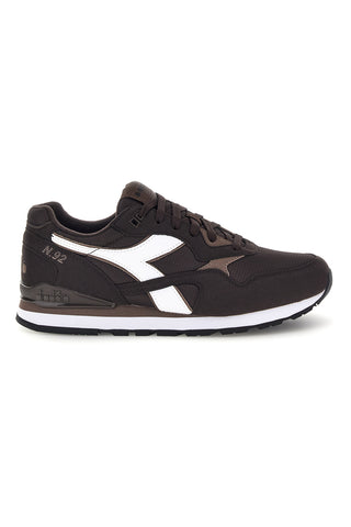 Braune Sneaker mit kontrastierendem Diadora-Logo N.92