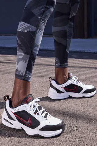 Sneakers bianche e nere Nike Air Monarch IV