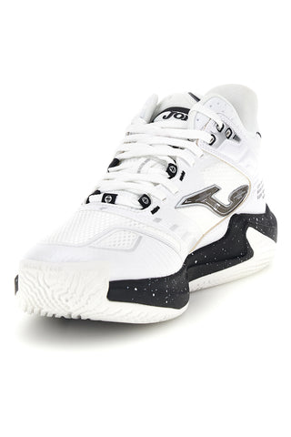Weiße Basketballschuhe mit schwarzen Details von Joma, Modell BKBUZZW2602