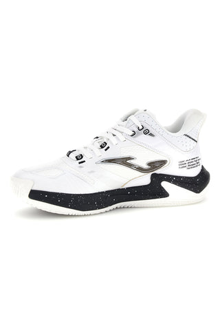 Weiße Basketballschuhe mit schwarzen Details von Joma, Modell BKBUZZW2602