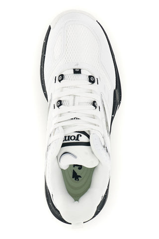 Weiße Basketballschuhe mit schwarzen Details von Joma, Modell BKBUZZW2602