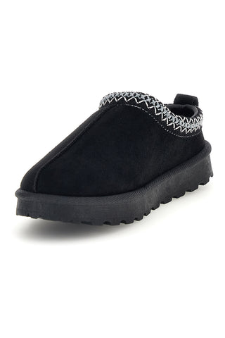 Pantofole nere con interno in pelo e ricamo a contrasto Mon dieu PK1617C